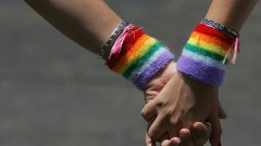 Законът дава на еднополовите двойки същите права като на хетеросексуалните, но без възможност да осиновяват деца
