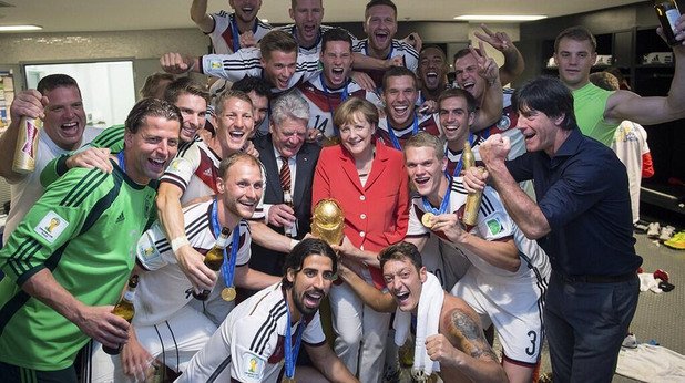 Канцлерът на Германия Ангела Меркел поздрави играчите на награждаването, след което ги посети и в съблекалнята за първия купон на новите световни шампиони