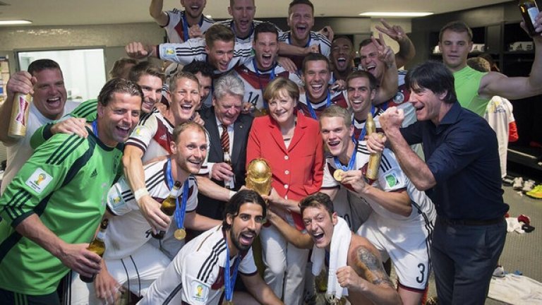 Германският канцлер Ангела Меркел поздрави немските национали в съблекалнята за спечелената световна титла