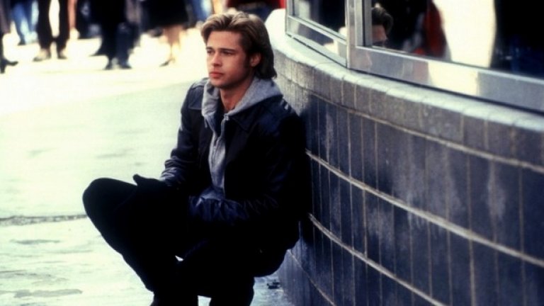 "Жив дявол" (Devil's Own, 1997)
В "Жив дявол" на режисьора Алън Пакула Пит си партнира с Харидън Форд. Пит играе "лошото момче" - един от най-високопоставените терористи в ИРА - Франки Магуайър. След като застрелва полицай след размирици в Белфаст, той забягва зад Океана, където заживява с нова самоличност. Той заживява при ирландския полицай Том О'Мийра (Форд). Какво се случва, когато Том научава за самоличността на Франки? Пит винаги е умеел да се вживява в ролите на престъпник. И тук това му се отдава, но със сигурност не е най-запомнящата му се роля. Рейтинг за играта на Пит - 55.92 от 100 според Pretty Famous