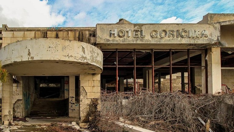"Заливът на изоставените хотели"
