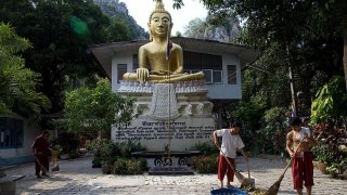 Храмът в Тайланд приютява и дава надежда на тези, които не са намерили сили да се преборят с най-големия си порок