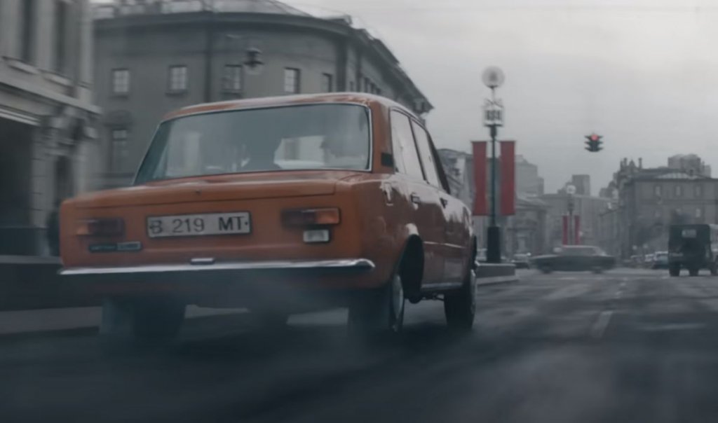 Преследването по улиците на Москва

Вероятно най-видимо холивудската сцена от филма “Тетрис” е преследването с автомобили по улиците на Москва, по-подходящо за “Мисията невъзможна”, отколкото за история, базирана на истински събития. И, да, такова преследване очевидно не е имало.

“Опитаха се да направят най-доброто при приемането на нашите промени [по сценария], когато ставаше дума за автентичност”, обяснява истинския Хенк Роджърс за работата си с екипа на филма. “Но когато се стигна до преследването с колите и всичко това, казахме: “ОК, това си е тяхно [творение]”.

Всъщност стигането до московското летище наистина е било напрегнато, но е отнело доста време, не са бързали толкова и не ги е преследвал корумпиран руснак, който да ги изпусне в последната секунда.