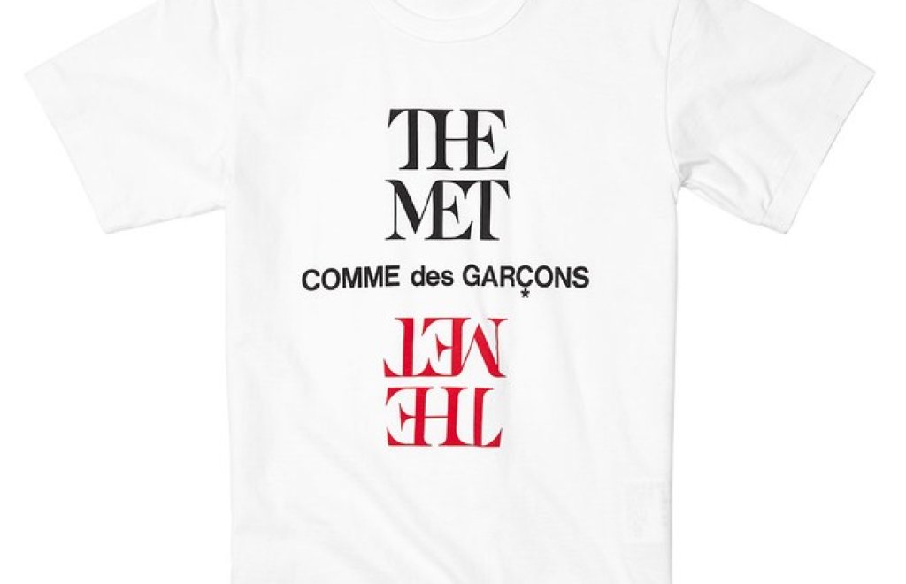 Мърчъндайз в музеите
Сувенирните артикули в музеите в САЩ тази година бяха различни. Comme de Garcons направиха тениски за Metropolitan Museum of Art, Ралф Лорън сложи логото на MoMA върху блузи с яка, а Маурицио Кателан изработи футболен шал, отново бра