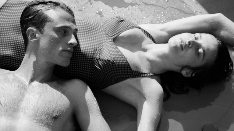 „Чужденецът”
Филмът на Франсоа Озон ни отвежда в Алжир и ни потапя в живота на Мьорсо - тих служител в началото на 30-те си години. След погребението на майка си и след като започва афера със своя колежка, Мьорсо се чувства изкушен да се присъедини към съмнителните дела на своя съсед...