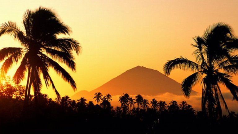 Плодородните вулканични земи и безкрайните крайбрежни ивици из Тихия и Индийския океан приютяват стотици племена и общности със свои вярвания и културни традиции