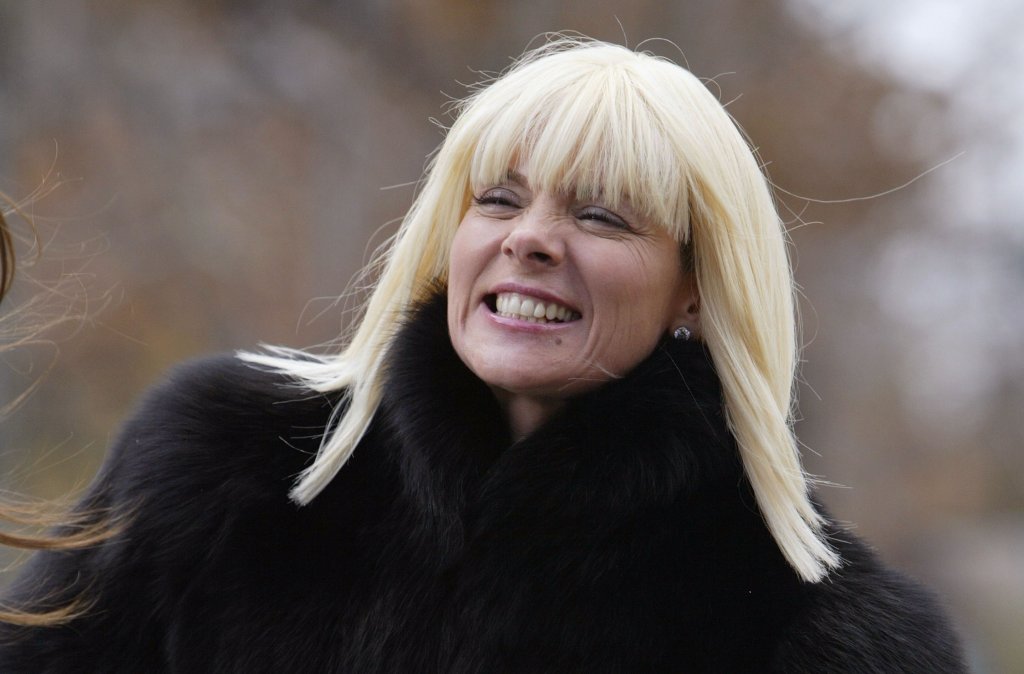 Преместила се е зад граница по работа
Друго потенциално обяснение за отсъстващата Саманта Джоунс на малкия екран е предложение за работа в чужбина, което тя не е отказала. Освен хищник в леглото, Саманта е и лъвица спрямо кариерата си. Няма да е изненада, ако се е изкушила от оферта за повече пари и с възможност да смени обстановката. Този вариант за героинята остава и вратата отворена, ако все пак Ким Катрал склони да се появи за финала на сезона.