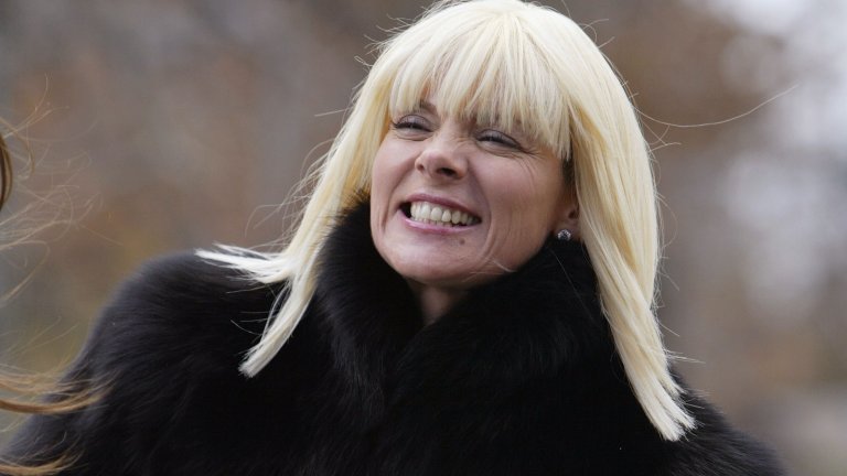 Преместила се е зад граница по работа
Друго потенциално обяснение за отсъстващата Саманта Джоунс на малкия екран е предложение за работа в чужбина, което тя не е отказала. Освен хищник в леглото, Саманта е и лъвица спрямо кариерата си. Няма да е изненада, ако се е изкушила от оферта за повече пари и с възможност да смени обстановката. Този вариант за героинята остава и вратата отворена, ако все пак Ким Катрал склони да се появи за финала на сезона.