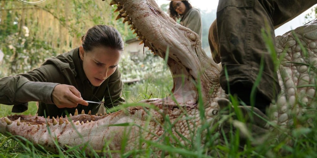 \"Изтребление\" (Annihilation)
Вече неведнъж сме споменавали този филм, който е един от най-добрите в sci-fi жанра от години. Отчаяна да разбере какво се е случило с починалия й вече съпруг на последната му мисия, героинята на Натали Портман тръгва н