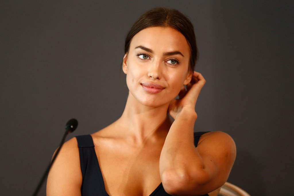 Ирина Шейх накара милиони жени да й завиждат, след като се завърна след раждането с още по-яко тяло от преди. Освен че е майка и съпруга на Брадли Купър, тя отново е по подиумите за марките Bottega Veneta и Philipp Plein