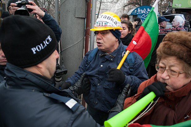На пешеходната пътека на бул. "Васил Левски" се стигна до леко сдърпване между полицай и един от по-темпераментните демонстранти