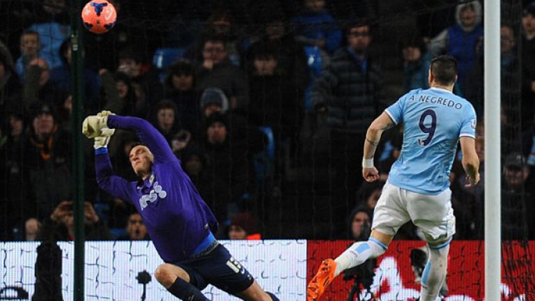 4. Алваро Негредо
Негредо имаше бомбастичен сезон 2012/13 в Севиля, в който наниза 31 гола. Сити плати 25 млн. евро за него през лятото и нападателят продължи добрата си форма, вкарвайки шест гола в пет мача за Купата на лигата, която впоследствие Сити спечели. Формата му обаче спадна след февруари и така и не достигна предишните висини. Още през лятото на 2014-а бе върнат под наем във Валенсия, а още година по-късно „прилепите“ платиха за него 28 млн. евро и си го върнаха. Слабата му форма обаче продължи и в Испания. Бе пращан под наем в Мидъзбро, след което и продаден в Бешикташ срещу едва 2,5 млн. евро. От лятото на 2018-а играе за Ал-Наср в Арабските емирства.