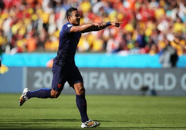 4 Най-младият голмайстор за Холандия на световни футболни финали. Депай вече има 15 мача с оранжевата фланелка, като отбеляза два гола на Мондиала в Бразилия. Първото му попадение дойде при победата с 3:2 над Австралия, с което стана най-младият голмайстор за Холандия на световни първенства. 21-годишният Депай се разписа и при победата с 2:0 над Чили.