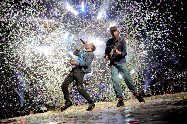  Coldplay – True Love

Новият им албум Ghost Stories нашумя с други песни – например продуцирания от Авичи денс хит A Sky Full of Stars. На Coldplay обаче силата им е другаде и за щастие и в този албум успяхме да я усетим. „Помниш ли как някога аз бях твой, а ти беше сляпа/И огън блестеше в очите ти - и в моите/Затова кажи ми, че ме обичаш! Ако не, излъжи ме, излъжи ме...”, пее Крис Мартин в True Love и няма никакво значение доколко ще свържем текста с раздялата му с Гуинет Полтроу.  

Наистина песента не беше част от промотираните сингли към Ghost Stories, но е най-прекрасното нещо в албума. Дори странният й видеоклип не успя да я развали – поне не напълно. 
 
