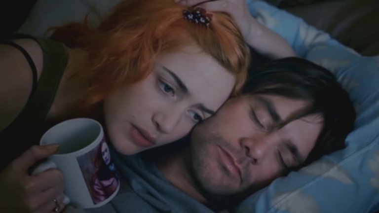 Джим Кери, "Блясъкът на чистия ум"Джим Кери вече е снимал легендарни комедии като „Всемогъщият Брус“, „Лъжльото“ и „От глупав по-глупав“, когато отново, след „Шоуто на Труман“, доказва, че драматичните роли не му се опират. В „Блясъкът на чистия ум“ той си партнира с Кейт Уинслет, за да разкаже една история за любовта, която дори и науката не може да изтрие от паметта и сърцето. 
Филмът печели „Оскар“ за оригинален сценарий, а в момента е наличен за гледане в Max (преди HBO Max), за да се насладим на драматичния талант на Кери.