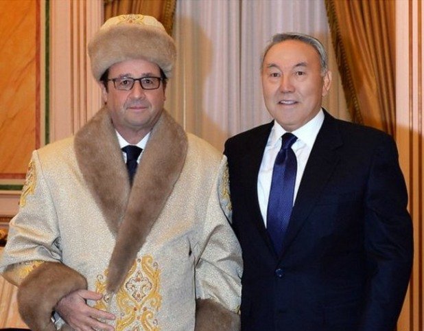 През декември 2014 г. Франсоа Оланд беше сниман, предрешен като казашки велможа с позлатен кожух и везана кожена шапка, по време на официалното му посещение в Казахстан, рамо до рамо с диктатора Нурсултан Назарбаев.

Снимката е направена от официалния фотограф на Назарбаев по време на частна среща. Но вместо да си остане за частно ползване - кадърът лъсна в Instagram-профила на държавната информационна агенция на Казахстан.
