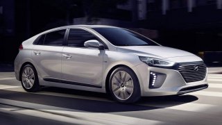 1) Hyundai Ioniq Electric 
Тип: Електромобил
Оценка на емисиите вредни вещества (максимум 50): 50
Оценка на емисиите CO2 (максимум 60): 55
Обща оценка (максимум 110): 105