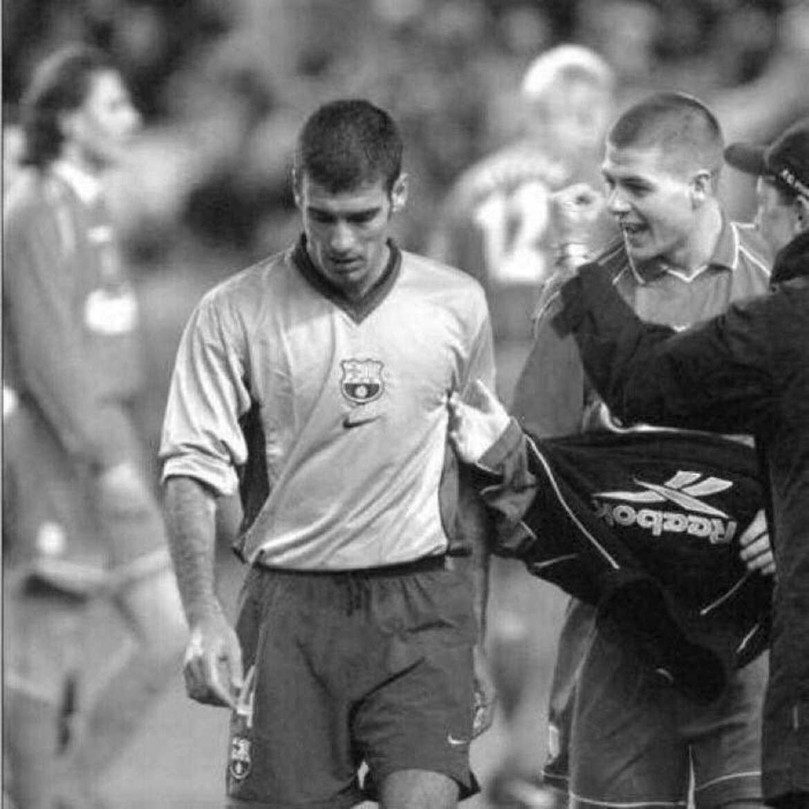 Стивън Джерард се опитва да стисне ръката на Джосеп Гуардиола, след като Ливърпул побеждава Барселона с 1:0 през 2001 г. Гол от дузпа на Гари Макалистър класира „червените“ на финал за Купата на УЕФА след нулево равенство на „Камп Ноу“. Впоследствие, Ливърпул спечели турнира след победа с 5:4 след продължения (4:4 в редовното време) над Алавес в един от най-епичните финали в надпреварата.