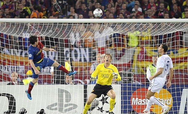 2009-а. Меси вкарва извънземния си гол с глава във финала срещу Юнайтед.