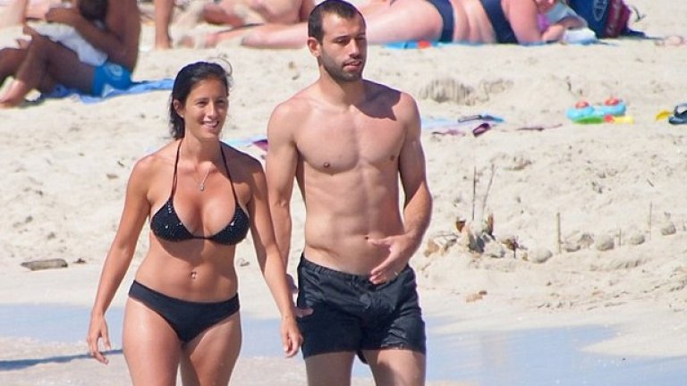 Хавиер Масчерано и съпругата му Фернанда на плажа