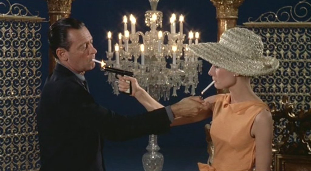 \"Заедно в Париж\" (Paris When It Sizzles)
И пак Хепбърн... този път в комбинация с Уилям Холдън (с когото играят и в \"Сабрина\"). Тук двамата са под режисурата на Били Уайлдър и персонажите им трябва да напишат свой собствен сценарии за филм. Не е