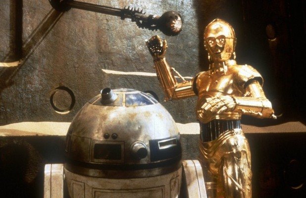 11. C-3PO и R2-D2 се мразят един друг
Героите им може да се дърлят на екрана, но актьорите в костюмите - Антъни Даниълс (C-3PO) и Кени Бейкър (R2-D2), които участват и в "Силата се пробужда", не са крили през годините, че взаимно се презират.

През 2005-та Бейкър казва пред Hollywood.com, "Някога, когато го поздравих, той просто ми обърна гръб и каза "Не виждаш ли, че говоря в момента?". Бях побеснял от гняв... Това беше най-грубото нещо, което някой си е позволявал спрямо мен. Бях бесен. Не можех да повярвам".

Бейкър продължава атаката и в интервю за Metro през 2009-та, заявява: "Той беше крайно неловък човек през годините. Ако просто се успокоеше и се социализираше с всички, можехме да спечелим много пари, пътувайки и присъствайки на събития. Поне четири пъти съм го канил, но последния път той ме изгледа презрително, все едно съм нищожество".

В интервю през септември 2015-та за Daily Mirror, Даниълс на свой ред хвърля кал по Бейкър, като заявява: "Той не присъства реално на снимачната площадка. Не съм го виждал от години. Името му е в надписите като... талисман за късмет, като любезност. Той е просто талисман".