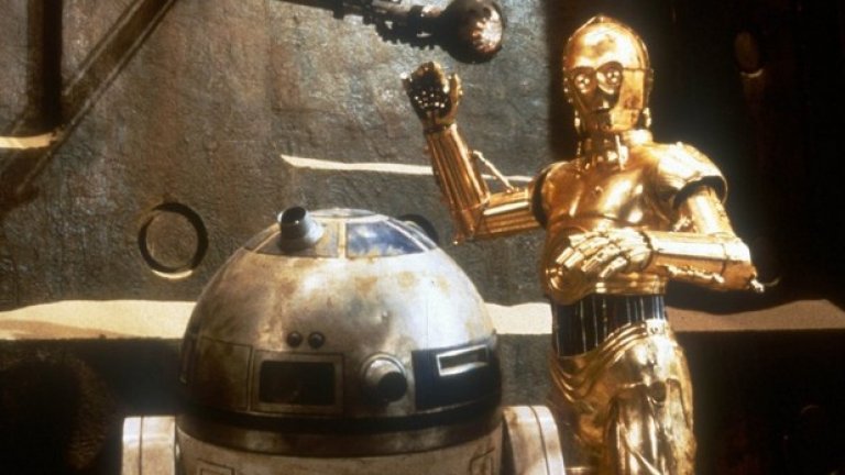 11. C-3PO и R2-D2 се мразят един друг
Героите им може да се дърлят на екрана, но актьорите в костюмите - Антъни Даниълс (C-3PO) и Кени Бейкър (R2-D2), които участват и в "Силата се пробужда", не са крили през годините, че взаимно се презират.
През 2005-та Бейкър казва пред Hollywood.com, "Някога, когато го поздравих, той просто ми обърна гръб и каза "Не виждаш ли, че говоря в момента?". Бях побеснял от гняв... Това беше най-грубото нещо, което някой си е позволявал спрямо мен. Бях бесен. Не можех да повярвам".
Бейкър продължава атаката и в интервю за Metro през 2009-та, заявява: "Той беше крайно неловък човек през годините. Ако просто се успокоеше и се социализираше с всички, можехме да спечелим много пари, пътувайки и присъствайки на събития. Поне четири пъти съм го канил, но последния път той ме изгледа презрително, все едно съм нищожество".
В интервю през септември 2015-та за Daily Mirror, Даниълс на свой ред хвърля кал по Бейкър, като заявява: "Той не присъства реално на снимачната площадка. Не съм го виждал от години. Името му е в надписите като... талисман за късмет, като любезност. Той е просто талисман".