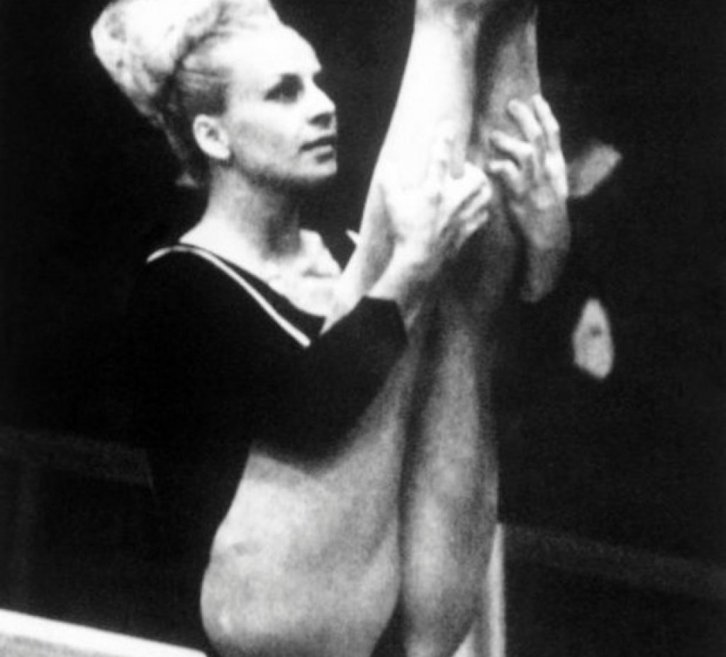 11. Мексико 1968: Езикът на тялото
Гимнастичката Вера Чаславска става герой за чешкия народ, когато по време на церемонията по награждаването извръща главата си от флага на СССР, протестирайки комунистическия режим.