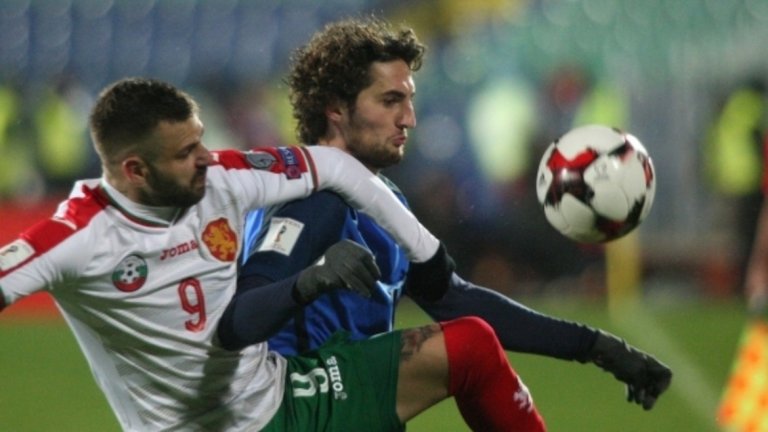 5. Грешката Гълъбинов. Андрей Гълъбинов е качествен нападател, но подобен тип футболисти са ефективни, когато отборът им владее топката. Нападателят на Дженоа остана изолиран в предни позиции, въпреки че хвърли много сили. Хубчев трябваше да започне с Делев и Неделев като двойка нападатели, за да има максимално скорост в атаката, а и мястото на Неделев не е на фланга, защото в дефанзивен план не е никак активен и това пролича, когато бе пред Страхил Попов. Селекционерът ни извади Гълъбинов в 47 мин., но всъщност вече трябваше да го остави, защото през второто полувреме Франция заигра по-предпазливо и центрирания в наказателното на „петлите“ щеше да създават неприятности, когато играч с габаритите на Андрей е в наказателното поле.