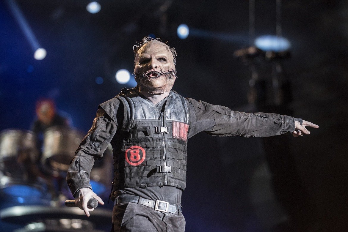 Slipknot

Създаването на нови маски в Slipknot не е просто промяна на образа около излизането на нов албум. Изработването на маска е ритуал за всеки нов член и е нещо, което се е превърнало в толкова характерно за бандата, колкото и тяхната музика. 