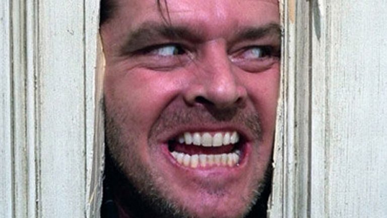 Една от най-известните сцени в "Сиянието" на Стенли Кубрик от 1980 година, където Джак Никълсън дебне зад вратата в хотелската баня - е импровизирана. "Here's Johnny!" - крещи актьорът, което не е част от сценария на Кубрик