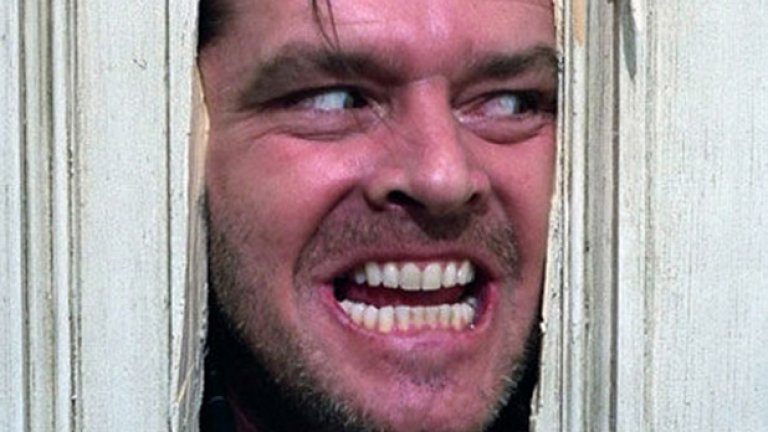 Сиянието (The Shining)

Кой не си спомня Джак Никълсън, който в този култов филм произнася известната фраза "Heeeeere's Johnny!"? Тази фраза изобщо не е била планирана. Джак я е взел от "The Tonight Show" и тя чудесно се вписала в сцената.