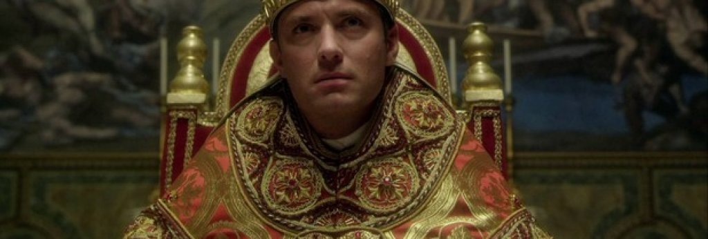 10. "Младият папа" / The Young Pope
Носителят на Оскар за "Великата красота" Паоло Сорентино е режисьор на сериала, който отсега обещава да бъде великолепна продукция. В главната роля влиза Джуд Лоу, а в една от основните поддържащи роли ще видим Даян Кийтън. Той разказва историята на Пий XIII със светско име Лени Белардо - най-младият  в историята и първият американец начело на католическата църква, който се опитва да се ориентира в лабиринта от интриги и борба за власт във Ватикана. Макар че сериалът не е създаден по действителна история, със сигурност си заслужава да бъде видян. 
Дата на премиерата: Октомври