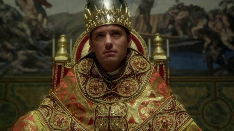 10. "Младият папа" / The Young Pope
Носителят на Оскар за "Великата красота" Паоло Сорентино е режисьор на сериала, който отсега обещава да бъде великолепна продукция. В главната роля влиза Джуд Лоу, а в една от основните поддържащи роли ще видим Даян Кийтън. Той разказва историята на Пий XIII със светско име Лени Белардо - най-младият  в историята и първият американец начело на католическата църква, който се опитва да се ориентира в лабиринта от интриги и борба за власт във Ватикана. Макар че сериалът не е създаден по действителна история, със сигурност си заслужава да бъде видян. 
Дата на премиерата: Октомври
