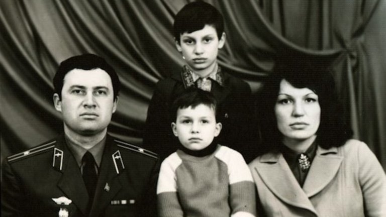 „Баща ми попитал първия човек, който ги посетил в дома им: „Кажи едно мъжко име.“ „В смисъл?“ – бил отговорът. „Просто кажи едно мъжко име“, настоял Владимир. Човекът се замислил и казал: „Владимир“. И така решили“, споделя Виталий пред Sports.ru.