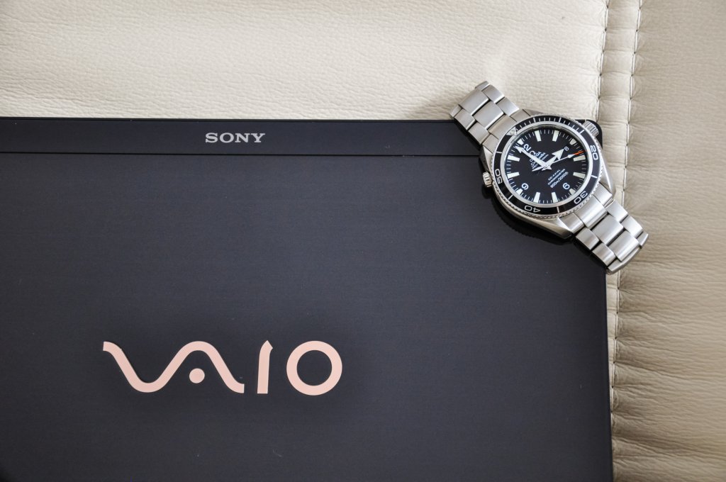 Sony VaioНе, това не е просто артистичен шрифт, с който някой графичен дизайнер се е заиграл. Vaio цели да пресъздаде прехода от аналоговото към цифровото бъдеще. V и A символизират аналоговата вълна, а начинът, по който са оформени I и O, напомня за бинарния цифров код.