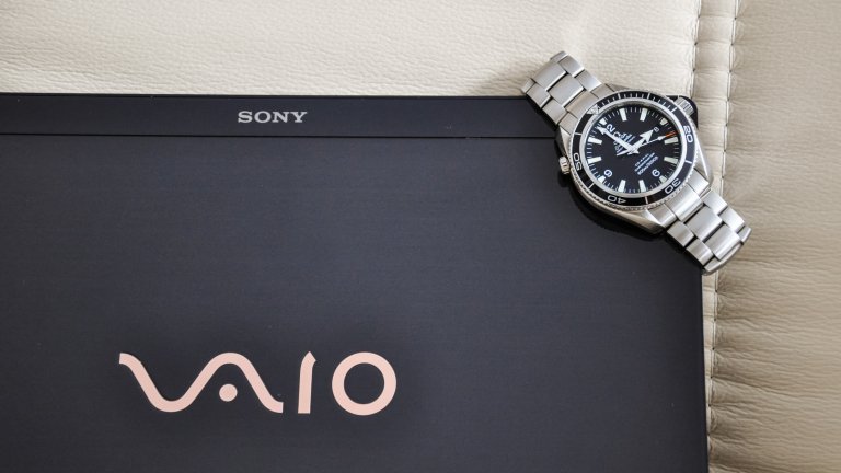 Sony VaioНе, това не е просто артистичен шрифт, с който някой графичен дизайнер се е заиграл. Vaio цели да пресъздаде прехода от аналоговото към цифровото бъдеще. V и A символизират аналоговата вълна, а начинът, по който са оформени I и O, напомня за бинарния цифров код.