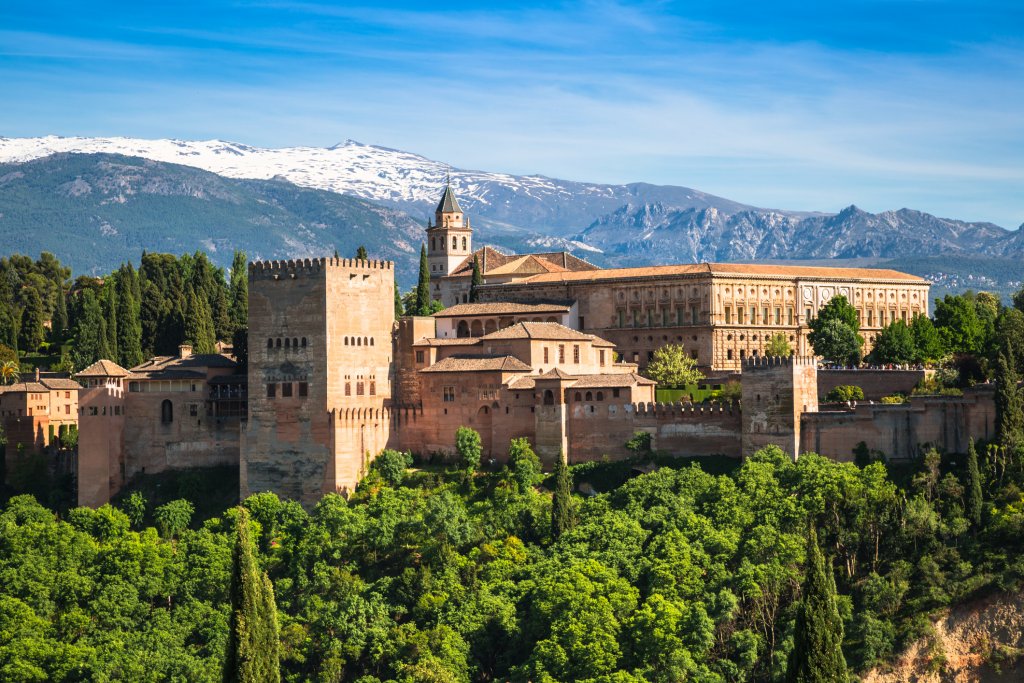 Алхамбра, Испания
Това е най-великолепният и известен архитектурен паметник от времето на управлението на маврите в Испания. Намира се в подножието на Сиера Невада, над Гранада в Андалусия.
Алхамбра – в превод от арабски Червената, е била резиденция на мавърските владетели до края на XV век, а строежът ѝ е започнал през XIII век. Днес е част от световното културно наследство на ЮНЕСКО. 
Комплексът има крепост, дворец и великолепни градини и е паметник на ислямската архитектура.