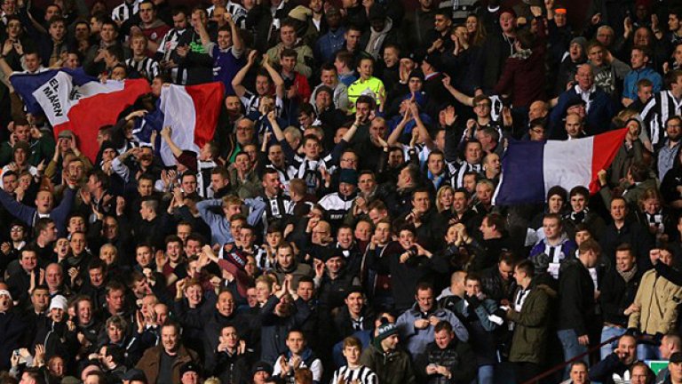 Френските знамена са на мода на стадиона на Нюкасъл