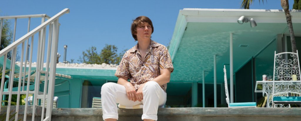 Пол Дейно, "Любов и милост"
Не разбираме - като иноватора на Beach Boys Брайън Уилсън, Пол Дейно изнася на гърба си незабравима роля, точно от типа, за който са правени наградите за актьорско майсторство. Чуваме, че проблемът е, че има двама Брайън Уилсъновци, което означава, че Дейно дели ролята с Джон Кюсак, който играе по-старата, дрогирана версия на Уилсън. С цялото ни уважение към Кюсак, това си е филмът на Дейно и той се вживява в таланта и психиката на Уилсън като обладан от дух. Няма по-добър музикален момент в киното тази година от Дейно в студиото, убеждаващ музикантите за "Good Vibrations." Не ни интересува дали ще го номинирате за най-добър актьор или най-добра поддържаща роля - просто го направете.