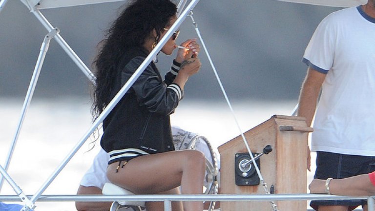 Риана, това барбадоско създание, родено за грях, пуши всякакви неща на всякакви места и това сякаш изобщо не отнема от сексапила й. Снимката е от 2012 година, а действието се развива на лодка в Портофино, Италия.