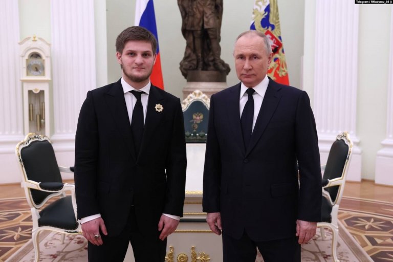 Ахмат Кадиров-младши на посещение при руския президент Владимир Путин. 