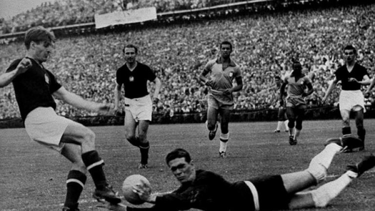 6. Шандор Кочиш, Унгария.
68 мача, 75 гола.
Правилно четете, да - повече голове, отколкото мачове! Изключителният център нападател на унгарския супер отбор от 40-те и 50-те години е наричан Златната глава. Кочиш има 7 хеттрика за Унгария, стана голмайстор на Мондиал 1954 с 11 попадения, вкара четири пъти на Германия в групата за 8:3... Но загуби финала заедно с великите си съотборници, пак от Германия!
