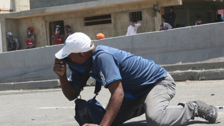 Сблъсъци между протестиращи и военни във Венецуела