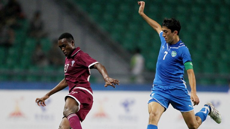 Откритието на азиатския шампионат Одил Ахмедов (вдясно) се разписа за победата на Узбекистан с 2:0 в мача на откриването срещу домакините Катар