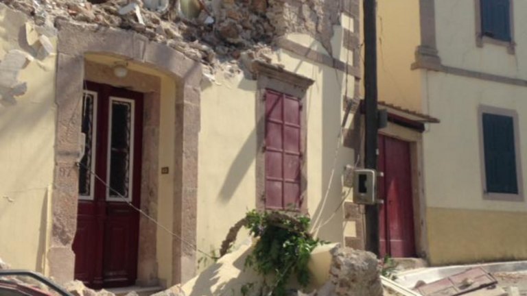 Една жертва и 10 ранени е равносметката от силното земетресение в Егейско море. То предизвика сериозни щети на гръцкия остров Лесбос.