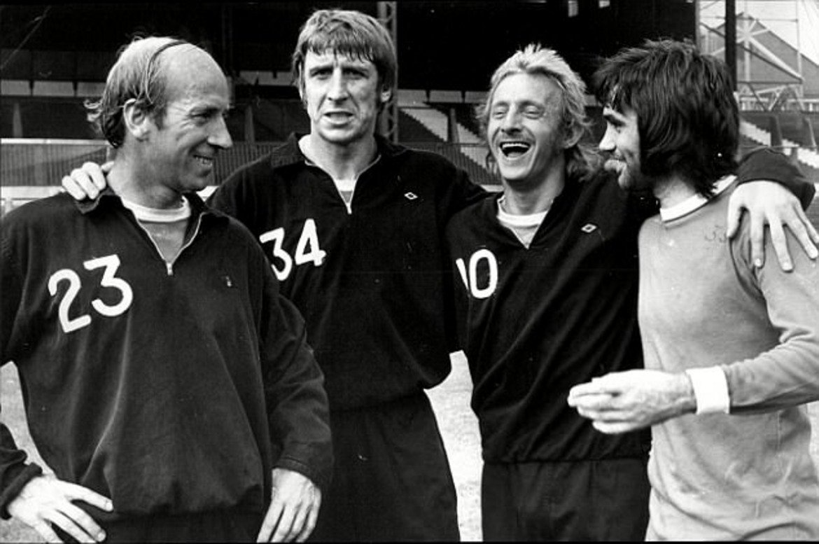 Чарлтън, Лоу и Бест, заедно с Уин Дейвис (вторият отляво) в началото на 70-те. Тримата са отговорни за един от най-успешните периодни в историята на Манчестър Юнайтед, като на два пъти направиха отбора шампион на Англия и веднъж на Европа.