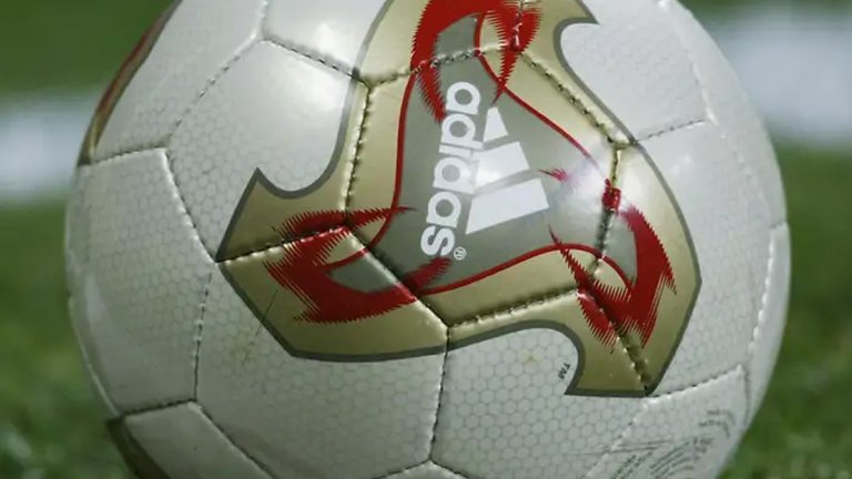 Fevernova (2002)
Adidas започва да експериментира през 2002-ра. Традиционната шарка е заменена, а на кълбото има големи зелени, златни и червени триъгълни фигури. Fevernova е изключително лека и получи противоречиви оценки. От "нещо невероятно" според Дейвид Бекъм до "ненормално подскачащо кълбо" според Джиджи Буфон.