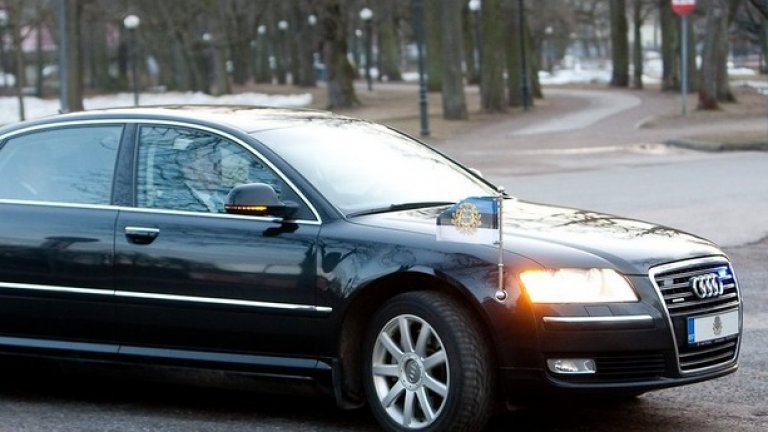 Президентската кола в Естония е Audi A8, турбо-дизел с 3-литров двигател. Колата се ескортира от  Audi Q7. Премиерът на Естония използва Audi A8 от 2011-та