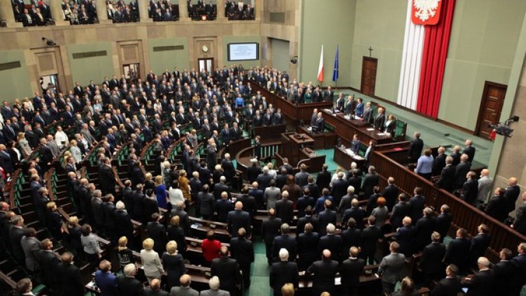 Сенатът в Полша постави обществените медии под безпрецедентен контрол, което предизвика реакцията на ЕК